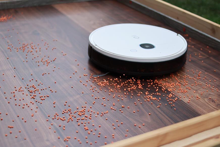 Yeedi Vac Max собирает чечевицу на ламинатном полу во время теста на всасывание